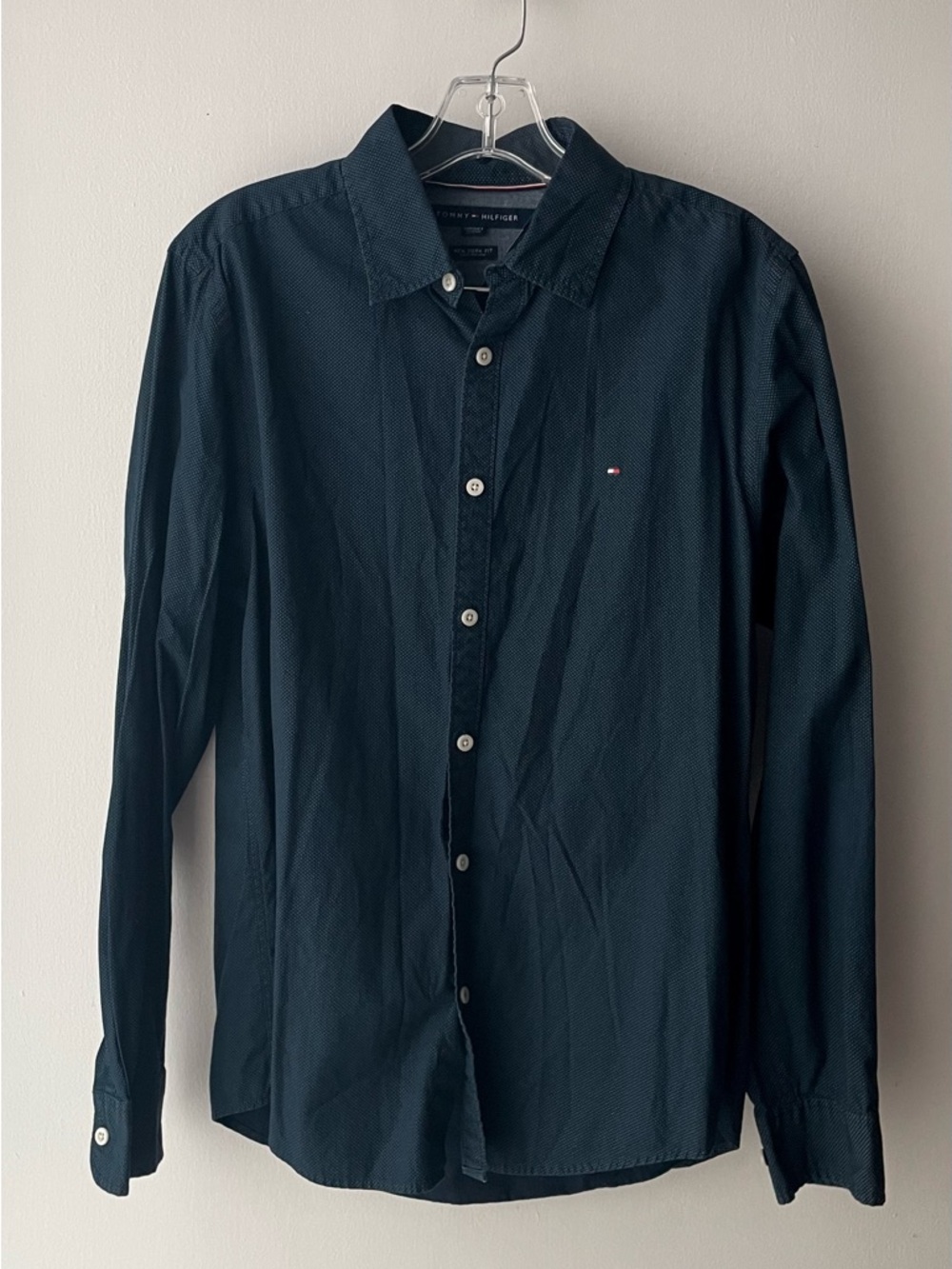 TOMMY HILFIGER “NEW YORK STYLE” NAVY BLUE MEN’S DRESS SHIRT - SIZE M!